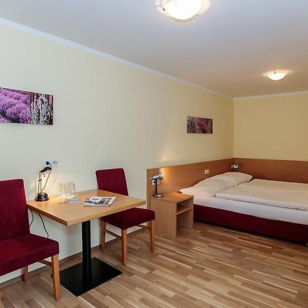 Hotel Denk Bed & Breakfast Vorchdorf Bagian luar foto