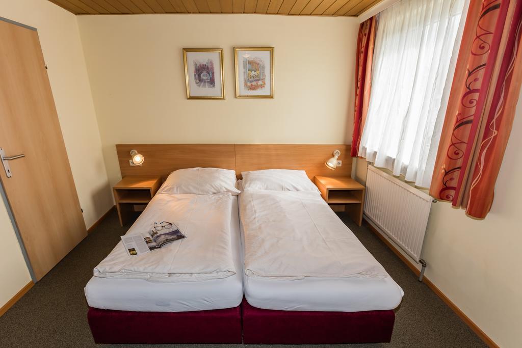 Hotel Denk Bed & Breakfast Vorchdorf Bagian luar foto