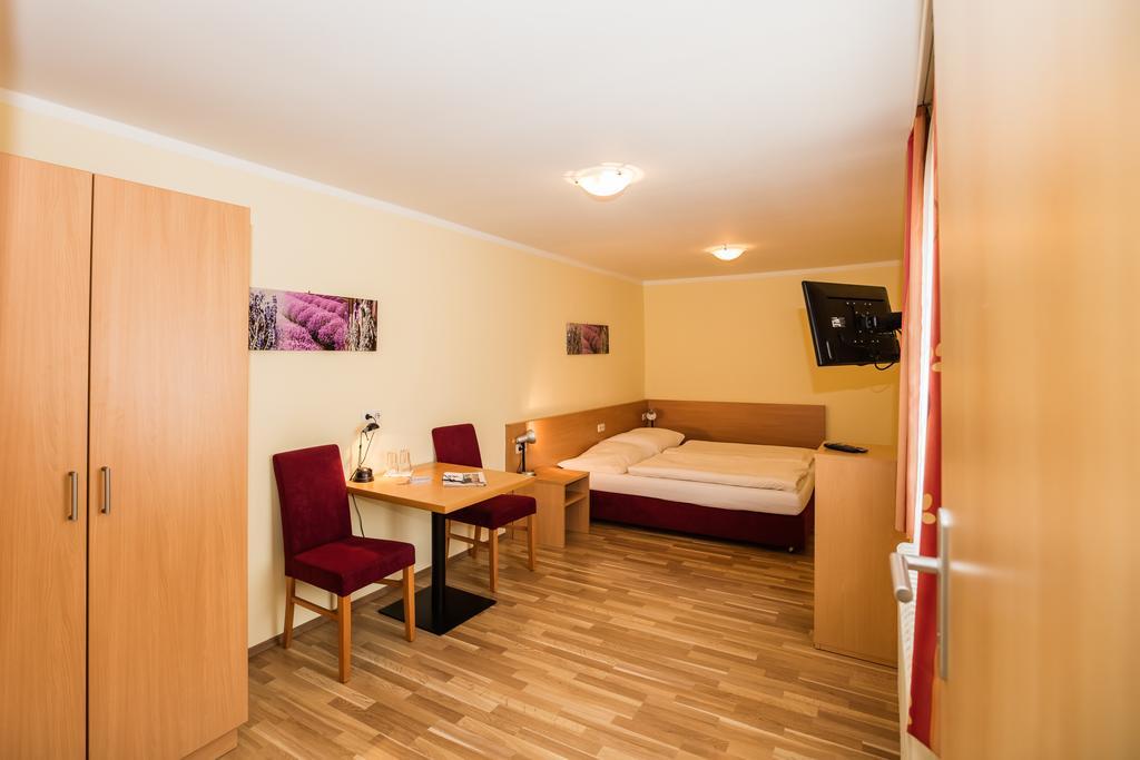 Hotel Denk Bed & Breakfast Vorchdorf Bagian luar foto