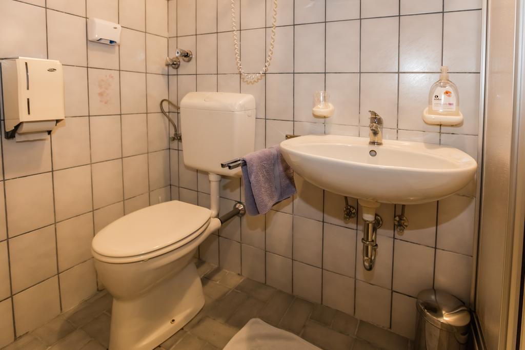 Hotel Denk Bed & Breakfast Vorchdorf Bagian luar foto